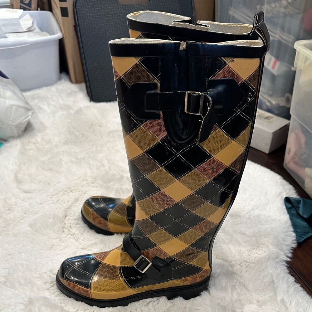 Nature Breeze Checkered Rain Boots - Picture 5 of 6